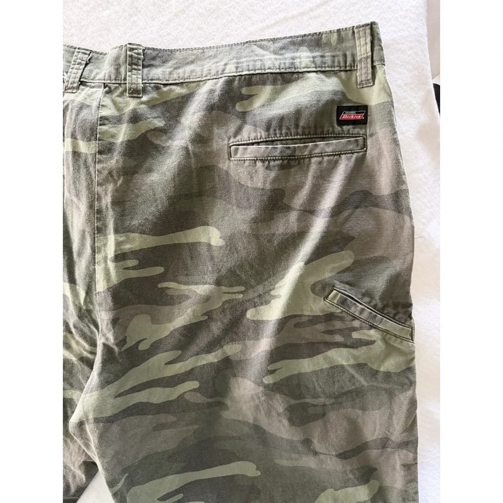 Dickies Men's Green Camo Cargo/Utility Shorts Size 44W
